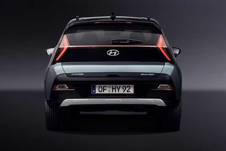 Tiếp đến là bản Select có giá từ 18.790 Euro (22.384 USD hay 510 triệu đồng). Ở bản này, Hyundai Bayon 2021 có thêm bộ vành hợp kim 16 inch, cảm biến đỗ xe phía sau, sấy gương chiếu hậu với vỏ gương sơn cùng màu thân xe, vô lăng/cần số bọc da và kính cửa sổ chỉnh điện phía sau. Trong khi đó, gói Winter Package với tính năng sưởi ở ghế trước và vô lăng là trang bị tùy chọn của bản Select.