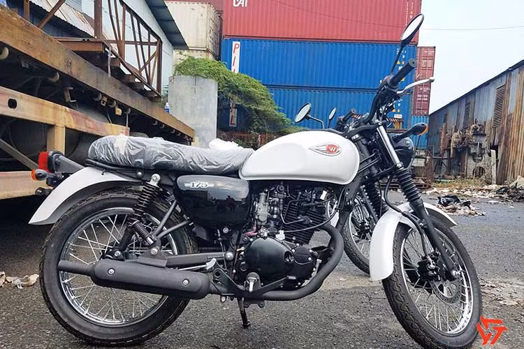Mẫu xe môtô cỡ nhỏ Kawasaki W175 sở hữu thiết kế đậm chất hoài cổ với thiết kế đặc trưng của các mẫu xe thập niên 70, 80. Phần bình xăng có kiểu dáng hình giọt nước được nối liền với yên xe, tay lái và gác chân ở vị trí cao tạo cảm giác thoải mái trong khi lái.