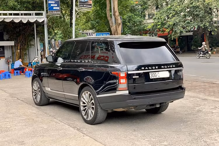 Xe được trang bị gương chiếu hậu chỉnh điện, tích hợp dải đèn LED báo rẽ, camera 360 độ. Bậc lên xuống đóng/mở thông qua hệ thống điện. Cụm đèn hậu dạng LED. Đuôi xe thiết kế vuông vức, vừa tạo sự cân đối vừa giúp tăng không gian cho khoang chứa đồ bên trong, mâm xe cỡ 21 inch đa chấu với hai tông màu đẹp mắt.