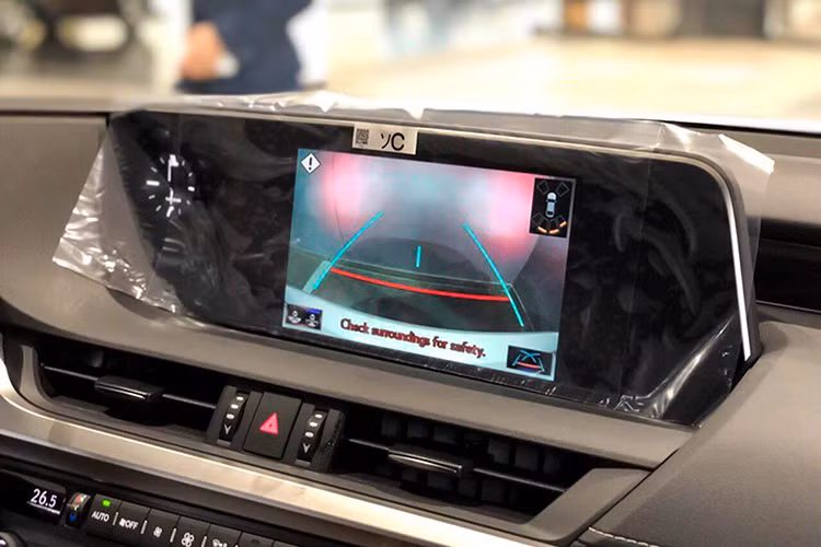 Về công nghệ, ES mới là chiếc Lexus đầu tiên được trang bị ứng dụng Apple CarPlay. Bên cạnh đó, trợ lý ảo Amazon Alexa giúp người lái rảnh tay hơn. Lexus còn trang bị cho ES thế hệ mới hệ thống Lexus Safety System+ 2.0 với khả năng cảnh báo có người đi xe đạp, hệ thống chống va chạm Pre-Collision System.