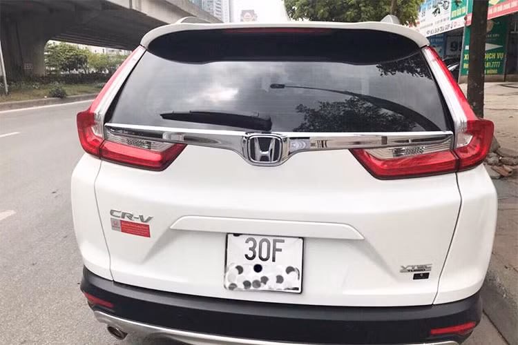 Mặc dù khoản chênh lệch so với giá niêm yết mua mới lên đến khoảng 20 triệu đồng, tuy nhiên khi được rao bán trên mạng xã hội - chiếc xe vẫn được nhiều người đánh giá là hợp lý bởi hiện tại việc mua xe CR-V 2018 tại Việt Nam đã khó và đáng chú ý là khi mua xe tại các đại lý phải chi thâm khoản tiền mua phụ kiện để sở hữu cũng không hề nhỏ.