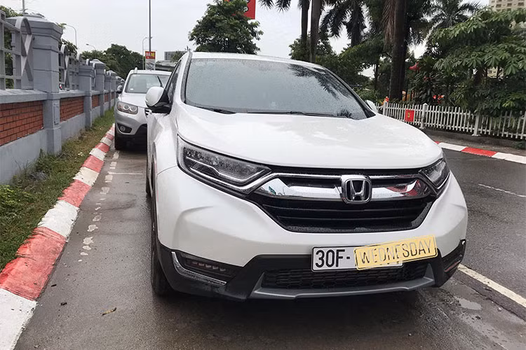 Hơn nữa, không phải cứ đặt tiền là được nhận xe sớm, đơn cử có khách hàng đặt mua CR-V mới tại Hà Nội nhưng được đại lý thông báo phải chờ đến tháng 10/2018 do lượng xe sắp về không đủ trả cho danh sách cọc. Do đó, xe CR-V đã qua sử dụng đang bị "làm giá" lúc này. Phiên bản L cao cấp vẫn "chạy lướt" vẫn đang được rao bán nhiều nhất.