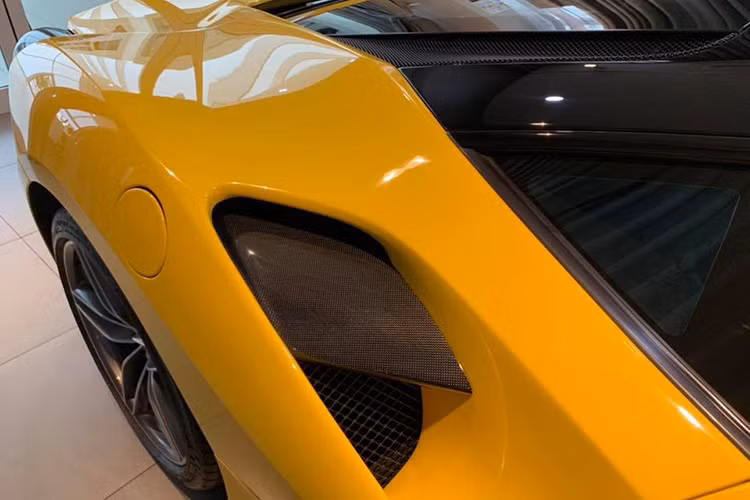 Hiện đây là chiếc siêu xe Ferrari 488 GTB tại Việt Nam thứ 3 mang gói độ của Novitec Rosso. Bộ body kit độ của chiếc siêu xe Ferrari 488 GTB màu vàng chỉ có cản va trước bằng sợi carbon, chân gương, hốc gió bên hông được tô điểm thêm sợi carbon để tạo điểm nhấn với bộ áo màu vàng Giallo Modena của xe. 