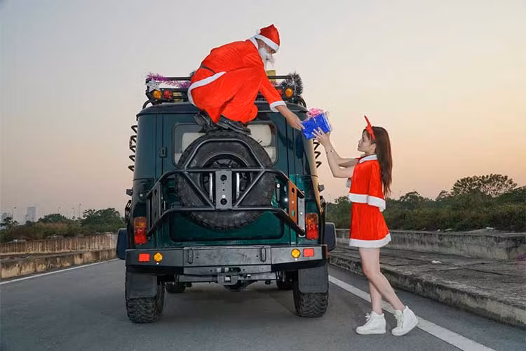 Lốp của chiếc xe UAZ độ khủng này không thay đổi, vẫn sử dụng bộ mâm cỡ 16 inch nhưng kích thước lốp lớn, có thông số mới là 265/75. Cùng với đó bộ mâm chân nhện khiến chiếc xe trông khá khỏe khoắn.