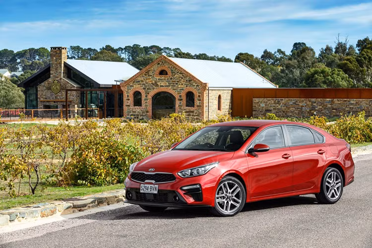 Ra mắt tại triển lãm Detroit Auto Show 2018, chiếc sedan hạng C Kia Cerato còn có tên gọi là Forte 2019 vừa được bán ra tại thị trường Mỹ. Có giá bán đề nghị từ 17.690 USD (đã bao gồm phí vận chuyển 895 USD), Forte 2019 có giá bán cao hơn 890 USD so với phiên bản 2018.