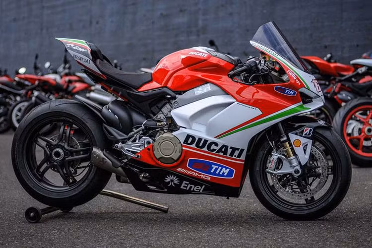 Về cơ bản, thiết kế ngoại thất của Ducati Panigale V4 phiên bản Nicky Hayden sẽ không có sự khác biệt rõ rệt so với phiên bản tiêu chuẩn của dòng Panigale. Tuy nhiên, điểm nổi bật trên phiên bản này lại nằm ở "bộ áo" mới cùng những trang bị hàng hiệu đi theo.