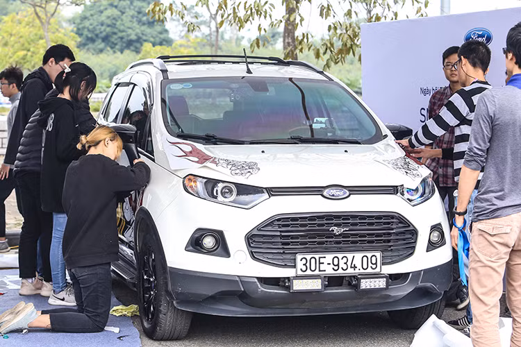 Là một trong những người sở hữu Ford EcoSport đầu tiên tại Việt Nam kể từ khi ra mắt, ca sĩ Đinh Mạnh Ninh cho biết lý do đầu tiên lựa chọn chiếc xe này là vì phù hợp với túi tiền tại thời điểm mua. Bên cạnh đó trong quá trình sử dụng, chiếc xe crossovr cỡ nhỏ này vận hành rất linh hoạt khi đi trong đường phố cũng như đường trường và khá dễ dàng sử dụng.