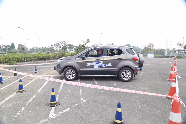 Được mệnh danh là “chuyên gia đường phố”, mẫu crossover cỡ nhỏ Ford EcoSport đã thể hiện sự linh hoạt trên các cung đường hẹp đô thị, vừa tăng tốc nhẹ nhàng trên đường trường, lại vừa mạnh mẽ vượt qua các địa hình mấp mô nhờ khoảng sáng gầm xe lớn và tầm nhìn cao, thoáng hay các thử thách lái trong ngày trải nghiệm này.