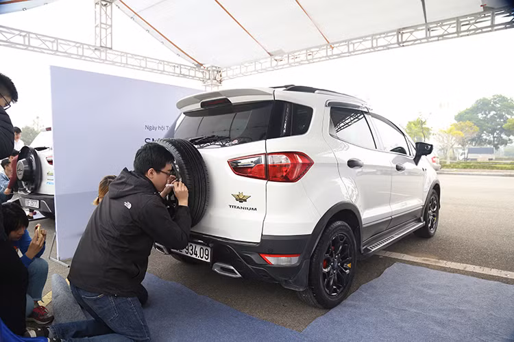 Trong bài thi kỹ năng lái tổng hợp thách thức chủ xe EcoSport đi zíc zắc tiến lùi, điều khiển xe trên thanh thăng bằng và lùi chuồng hẹp được các khách hàng cũng như giới truyền thông có mặt tại sự kiện đánh giá - mẫu xe này sử dụng đơn giản và linh hoạt hơn nhờ các ưu điểm này.
