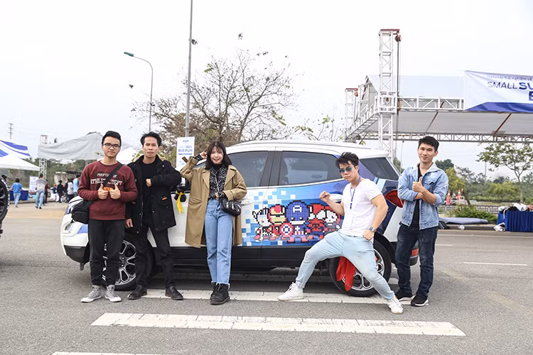 “Ford EcoSport được thừa hưởng những điểm mạnh trong thiết kế của các dòng xe thể thao đa dụng đích thực của Ford, lại tích hợp các công nghệ an toàn và thông minh hiện đại, phục vụ đắc lực cho đời sống đô thị ngày nay. Ford Việt Nam rất vui vì đã là người tiên phong chạm đến mảng mới mẻ này tại Việt Nam”, ông Phạm Văn Dũng, Tổng giám đốc Ford Việt Nam chia sẻ.