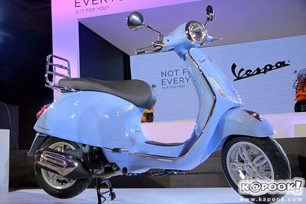 Xe vẫn được trang bị đèn pha tròn cổ điển, bộ vành hợp kim 5 chấu như ở dòng Vespa Sprint và phần đuôi vuốt nhọn về phía sau thon gọn. Trên xe còn xuất hiện nhiều chi tiết kim loại mạ crôm như viền đèn pha, vỏ gương chiếu hậu, nẹp yếm, tay dắt phía sau hay chắn cách nhiệt ống xả. 