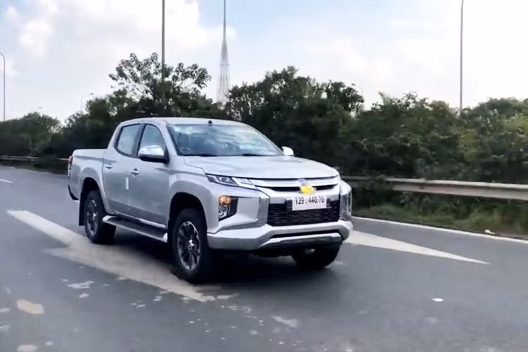Hiện thời điểm ra mắt tại Việt Nam của mẫu xe bán tải mới này vẫn chưa được hé lộ. Tuy nhiên, giá Mitsubishi Triton 2019 cũng đã được các đại lý thông báo giá tạm tính giá lăn bánh bao gồm cả bảo hiểm thân vỏ &amp; nắp thùng của Triton 4x2 AT là 786 triệu đồng và 4x4 AT là 877 triệu đồng.