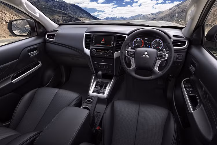 Bên trong Triton 2019 là không gian nội thất hiện đại và nhiều công nghệ hơn so với thế hệ trước đây, được bọc da màu đen với những chi tiết kim loại tương phản. Những điểm mới trong thiết kế nội thất của mẫu xe bán tải này bao gồm bảng đồng hồ, các nút bấm và cửa gió điều hòa mới. Ở bệ tì tay, sàn xe và cần phanh tay đều xuất hiện chất liệu nhựa mềm mại hơn trước.