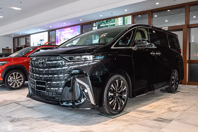 Xếp ngay phía sau Honda Accord là Toyota Alphard với doanh số 7 xe. Tuy nhiên, điều này cũng không có gì bất ngờ vì Toyota Alphard vốn không phải là mẫu xe dành cho số đông. Mẫu MPV hạng sang được mệnh danh "chuyên cơ mặt đất" này hiện có giá bán dao động từ 4,37 4,475 tỷ đồng cho 2 phiên bản.