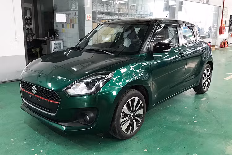 Xếp ở vị trí thứ 7 trong top 10 là Suzuki Swift với doanh số 23 xe, giảm 28,1%. Trong tháng 3/2024, mẫu xe hatchback hạng B này cũng là một trong những cái tên "ế" nhất Việt Nam.