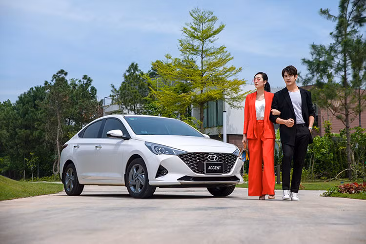 Tháng 10 vừa qua, Hyundai Accent bán được 1.905 xe, giảm gần 1.000 xe so với tháng trước khiến mẫu xe này tụt 4 bậc xuống vị trí thứ 5 trong bảng xếp hạng. Cộng dồn từ đầu năm đến nay đã có 17.619 xe được bán ra. Hyundai Accent được trang bị động cơ 1.4L, hộp số sàn 6 cấp hoặc tự động 6 cấp, giá bán 425-540 triệu đồng. 