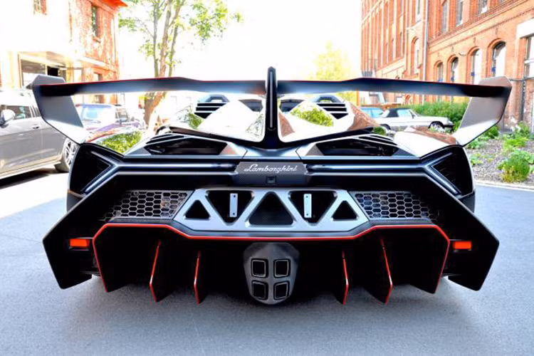 Sức mạnh của Veneno Roadster là khối động cơ V12 6.5L, sản sinh công suất 750 mã lực. Siêu xe này có thể tăng tốc từ 0 - 100 km/h trong 2,9 giây và đạt vận tốc tối đa 355 km/h. 