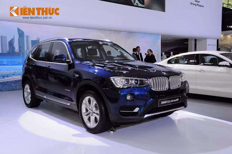 BMW X3 tại thị trường Việt Nam có 2 phiên bản động cơ xăng và 1 phiên bản động cơ diesel cùng mức dung tích 2.0 lít. Phiên bản động cơ xăng xDrive20i có giá bán 2,048 tỷ đồng, phiên bản động cơ xăng xDrive28i có giá 2,479 tỷ đồng và phiên bản động cơ diesel xDrive20d có mức giá 2,048 tỷ đồng.