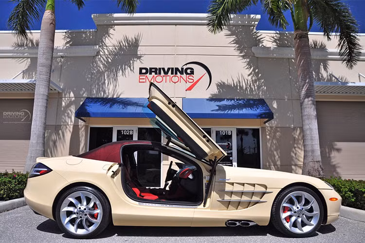Lần đầu tiên siêu xe Mercedes SLR McLaren xuất hiện trước công chúng là vào năm 1999 dưới dạng concept và có tên gọi Vision SLR. Lúc đó Mercedes vẫn đang nắm tới 40% cổ phần của McLaren và đang hợp tác cùng hãng siêu xe Anh trong giải đua xe Công thức 1.