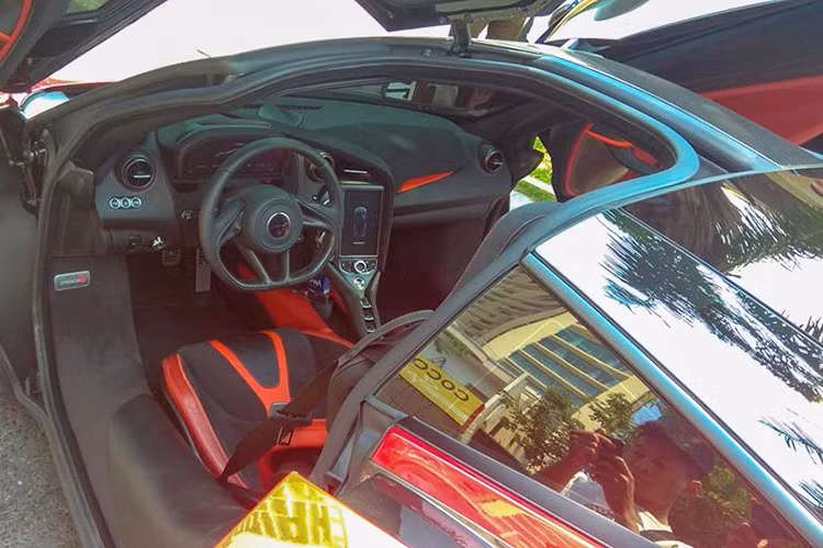 Ngoài bộ áo đỏ Memphis, bên trong khoang lái của siêu xe McLaren 720S mới vận chuyển ra Đà Nẵng còn có một số chi tiết hoàn thành với màu đỏ kèm theo bộ ghế ngồi bọc da Alcantara màu đen. Có thể quan sát thấy các trang bị tiện nghi trên siêu xe này tập trung vào vị trí người lái.
