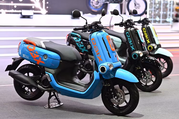 Trình làng tại triển lãm xe Bangkok, Thái Lan xe được phân phối với 3 phiên bản khác nhau. Giá xe Yamaha QBIX 2019 tiêu chuẩn là 54.000 baht (39,5 triệu đồng), QBIX S có giá 56.500 baht (41,3 triệu đồng), QBIX ABS có giá niêm yết 60.400 baht (44,2 triệu đồng). 