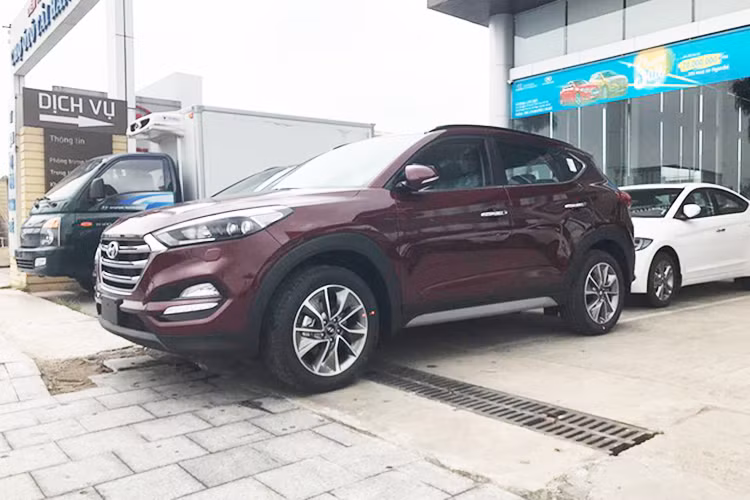 Bên cạnh đó, nó còn sở hữu thiết kế ấn tượng được làm lại từ phiên bản 2016 với cụm đèn pha được trang bị công nghệ LED cùng cặp Projecter đôi và đèn LED chiếu sáng ban ngày Daytime Running Light (DRL) ở phía trước cùng cụm đèn phanh hiển thị ánh sáng 3 chiều.