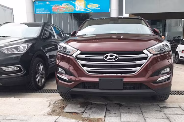Hiện mẫu xe này chưa được công bố mức giá chính thức tại thị trường Việt Nam, tuy nhiên theo tìm hiểu nó sẽ không chênh lệch quá nhiều so với bản cũ - sẽ vẫn ở mức khoảng gần 1 tỷ đồng. Xe được bảo hành 3 năm hoặc 100.000km đến từ chính hãng, tuỳ điều kiện nào đến trước.