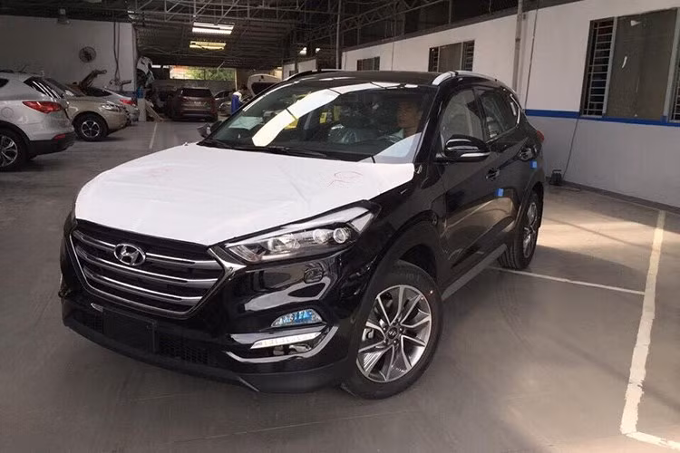 Tucson phiên bản 2017 sẽ có 5 lựa chọn màu sắc: Đen, Trắng, Đỏ, Bạc và Vàng cát. Tại thị trường Mỹ, Tucson 2017 sẽ được bán với giá khởi điểm từ 22.700 USD (tương đương 506 triệu đồng) và đạt cao nhất với phiên bản Tucson Limited AWD, có giá 31.175 USD (695 triệu đồng).