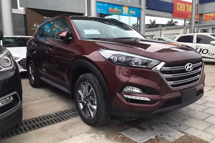 Phần đầu của chiếc xe vẫn giữ thiết kế "Điêu khắc dòng chảy 2.0" và trông khá giống "đàn anh" Hyundai Santa Fe. Tuy nhiên so với Santa Fe, Tucson có phần đầu mạnh mẽ và hiện đại hơn. Lưới tản nhiệt mạ chrome hình lục giác với 3 thanh ngang to bản cũng khiến chiếc xe trông "sang" hơn.