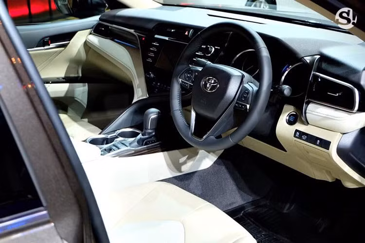 Bên trong Toyota Camry 2018 tại Thái Lan xuất hiện ghế trước chỉnh điện 8 hướng, ghế bọc da, sạc điện thoại không dây, mở cửa/khởi động máy không cần chìa khóa, rèm chắn nắng phía sau... màn hình xe dạng đa thông tin trong bảng đồng hồ với kích thước 4,2 inch cho bản thường và 7 inch cho bản hybrid.
