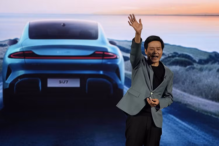 Ông tiếp tục chia sẻ: "Từ khi ra mắt SU7 đến nay, chúng tôi chỉ mất 230 ngày để sản xuất 100.000 xe! Là một hãng xe non trẻ trong ngành công nghiệp ôtô, tốc độ này là rất ấn tượng. Chúng tôi sẽ tổ chức một lễ kỷ niệm việc chiếc xe thứ 100.000 được sản xuất."