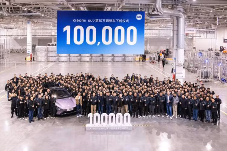 CEO của Xiaomi đã chia sẻ bức ảnh trên mạng xã hội với chú thích: "Mọi người đã yêu cầu tôi đến nhà máy để siết chặt các ốc vít. Thực tế, tôi đã đến đó thường xuyên. Sáng nay, tôi đến quá sớm và đã ngủ một giấc trong xưởng. Khi tôi thức dậy, cột mốc 100.000 xe đã được hoàn thành!"