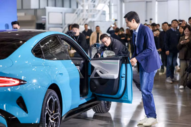 Trở lại với mẫu xe điện Xiaomi SU7 được giới thiệu vào tháng 12/2023, nhưng việc sản xuất mới bắt đầu vào tháng 4/2024. Với thiết kế giống như Porsche Taycan, đầu xe giống McLaren và đèn hậu giống Lincoln, rõ ràng thiết kế xe đã chịu nhiều ảnh hưởng từ các phương tiện đi trước.