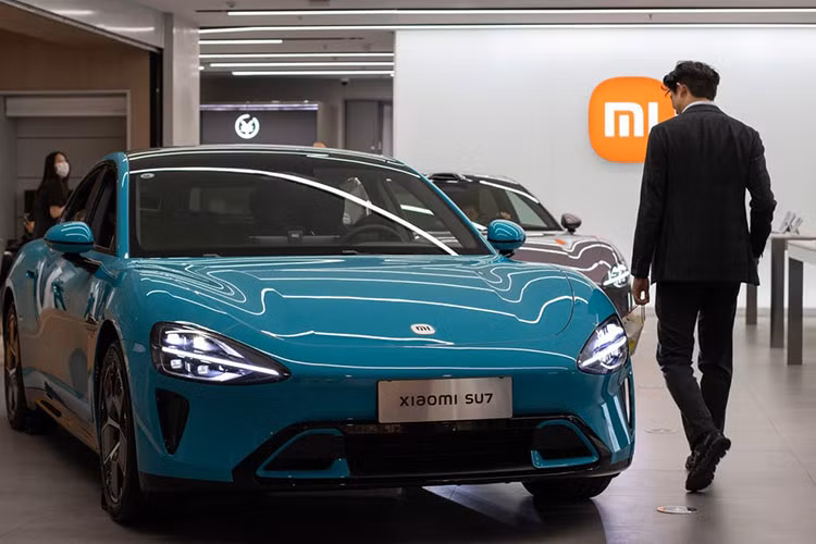 Hành động của Lei Jun, CEO của Xiaom ám chỉ đến thói quen của Elon Musk khi sử dụng các nhà máy của Tesla như nơi ở tạm thời trong thời kỳ đầu sản xuất Model 3. Musk công khai thừa nhận đã sử dụng các cơ sở ở California và Nevada như "nơi ở chính" của mình trong ba năm, một thời kỳ mà Tesla phải đối mặt với những thách thức lớn trong quá trình sản xuất.