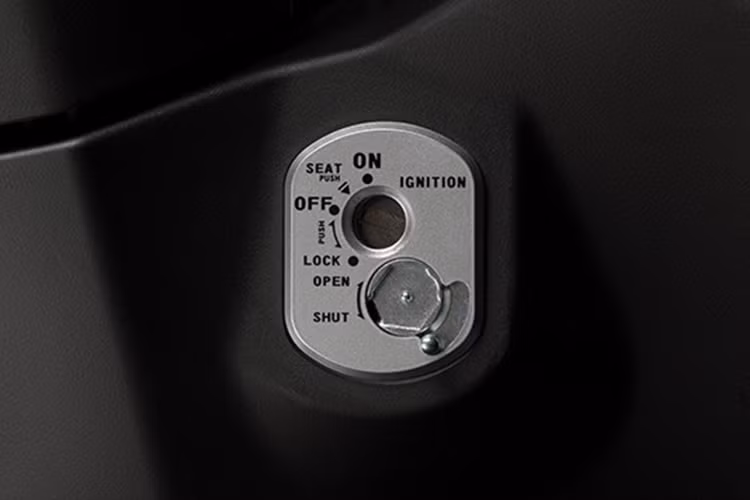 Yếm xe Wave RSX 2020 với những đường gân mạnh mẽ trong hốc hút gió kết hợp với yếm xe tạo nên điểm nhấn. Những thiết kế mới giúp cho phần đầu xe RSX trở nên ấn tượng và đậm chất thể thao hơn trước. Bảng đồng hồ mang thiết kế hiện đại, bố trí khoa học, hiển thị các thông số như vận tốc, hành trình, lượng xăng và cấp số...