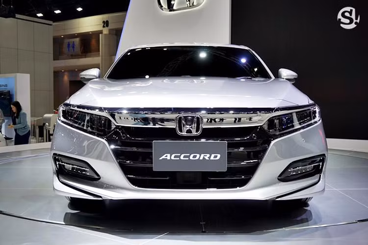 Về ngoại hình bên ngoài, Accord vẫn giữ nguyên thiết kế như ở thị trường Mỹ. Theo dó, Accord thế hệ mới sở hữu ngoại hình thể thao hơn “người tiền nhiệm” và có một chút giống như Civic mới như ở cụm đèn pha/hậu và những đường gân dập nổi ở hai bên thân và nắp ca-pô xe.