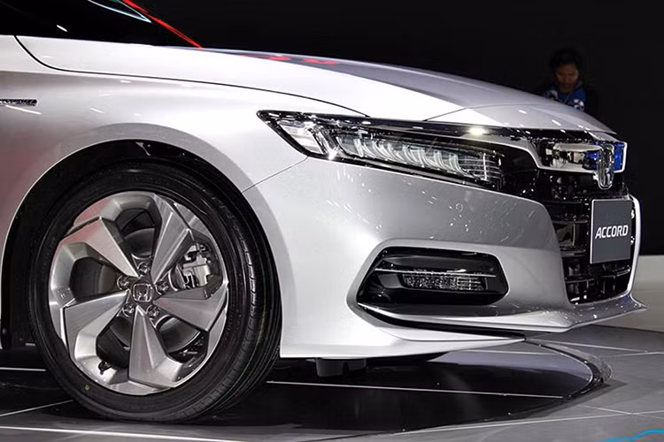 Ngoài ra, Honda Accord 2019 tại Thái Lan còn có những tính năng an toàn tiêu chuẩn khác như camera lùi, camera 360 độ, hệ thống đỗ xe thông minh với hỗ trợ phanh khẩn cấp và hệ thống cảnh báo phương tiện cắt ngang khi lùi...