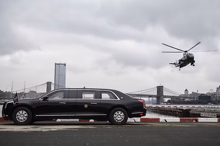 Thương hiệu Cadillac đã áp dụng ngôn ngữ thiết kế mới cho chiếc xe limousine bọc thép chống đạn của ông Trump. Cụm đèn pha của chiếc limousine này dường như lấy từ dòng SUV hạng sang Cadillac Escalade. Lưới tản nhiệt lại cho thấy định hướng thiết kế mới của Cadillac vốn đã lần đầu tiên được giới thiệu trên mẫu xe concept Escala vào 2016.