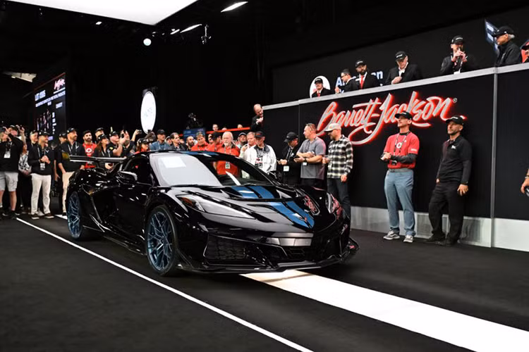 Ra mắt vào tháng 7/2024, Chevrolet Corvette ZR1 2025 mới là mẫu xe sở hữu sức mạnh “khủng” nhất từ trước đến nay của Chevrolet. Sức mạnh của mẫu xe thể thao này còn vượt qua nhiều dòng siêu xe nổi tiếng đến từ Ferrari, Pagani hay Lamborghini. Mặc dù vậy, Corvette ZR1 lại có mức giá khá phải chăng, chỉ 175.000 USD cho cấu hình tiêu chuẩn.