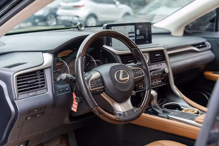 Bên trong cabin, Lexus RX 300 mang đến một trải nghiệm cao cấp với toàn bộ hệ thống ghế ngồi đều được bọc da semi-aniline. Các trang bị tiện ích nổi bật có thể kể đến trên Lexus RX 300 gồm: Vô-lăng 3 chấu gia công tinh xảo tích hợp nhiều phím bấm; ghế chỉnh điện; màn hình cảm ứng hiển thị đa thông tin giải trí với kích thước lên tới 12.3 inch; hệ thống âm thanh 12 loa,…