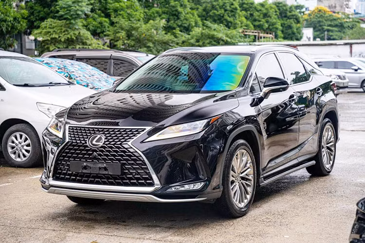 Vào thời điểm mới ra mắt tại Việt Nam, mức giá xe Lexus RX300 2021 chính hãng được niêm yết với giá 3,18 tỷ đồng. Hiện chiếc xe trong bài viết đang được chủ nhân chào bán hơn 2,9 tỷ đồng. Như vậy sau khoảng 3 năm lăn bánh với hơn 60.000km, mức khẩu hao của xe chỉ vào khoảng 200 triệu đồng - quá hời cho một mẫu xe sang.