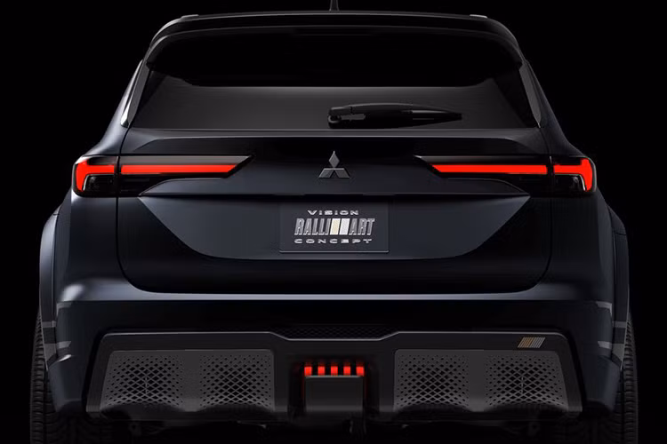 Dự kiến, giá xe Mitsubishi Outlander PHEV Ralliart hiệu suất cao này sẽ có mức dao động từ 5,5 - 6 triệu yên, (tương đương 901,2 - 983,1 triệu đồng). 