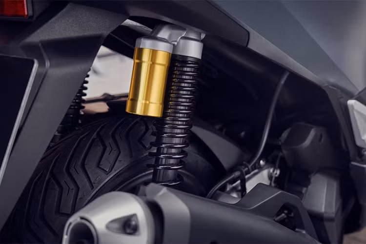 PCX 2025 sử dụng động cơ eSP+ 125cc, 4 van, làm mát bằng dung dịch sản sinh công suất tối đa 12,5 mã lực tại 8.750 vòng/phút và mô-men xoắn cực đại 11,7 Nm tại 6.500 vòng/phút. Mức tiêu thụ nhiên liệu ấn tượng chỉ 2,1 lít/100 km. 