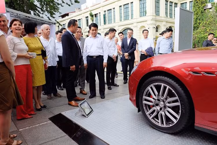 Lần đầu tiên tại Việt Nam, “Tuần lễ Italia – ASEAN” được Đại Sứ quán Ý tại Hà Nội tổ chức với các hoạt động đặc trưng nhất của đời sống văn hóa Ý. Tại sự kiện, mẫu xe sang Maserati Ghibli - dòng xe thể thao là một trong những biểu tượng độc đáo nhất của nền văn hoá Ý được trưng bày vào hai ngày 18 và 19/11 tại Quảng trường Lý Thái Tổ, Hà Nội.
