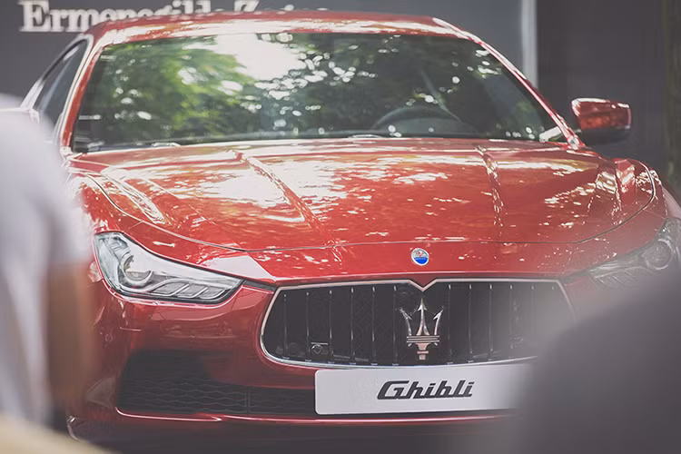 Hai ngày trưng bày xe Maserati Ghibli với màu đỏ cá tính tại “Tuần lễ Itali – ASEAN” ở Quảng trường Lý Thái Tổ là cơ hội để đông đảo du khách có thể chiêm ngưỡng mẫu xe sedan sang trọng, thể thao và hiện đại.