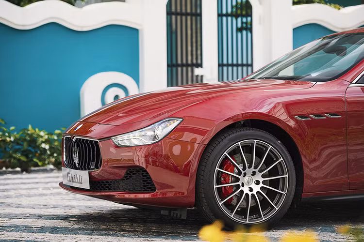 Tính thẩm mỹ của chiếc xe sang này còn được tôn lên bởi bộ mâm 21 inch Titano Anthracite, cùm phanh Brembo màu đỏ đồng điệu nước sơn ngoại thất, khe thoát gió hai bên sườn, đèn hậu thon gọn và bốn ống xả phía sau luôn sẵn sàng tạo nên âm thanh động cơ cuốn hút và mạnh mẽ.