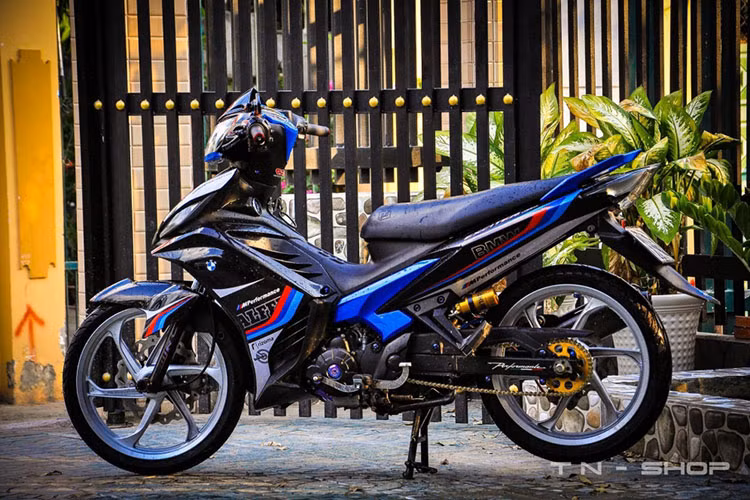 Sau khi độ, chiếc Yamaha Exciter 135 mang trên mình phong cách hoàn toàn khác - nhưng nó vẫn giữ được vẻ đẹp nguyên bản của nhà sản xuất. Phiên bản độ này được thực hiện tại shop Anhr: .