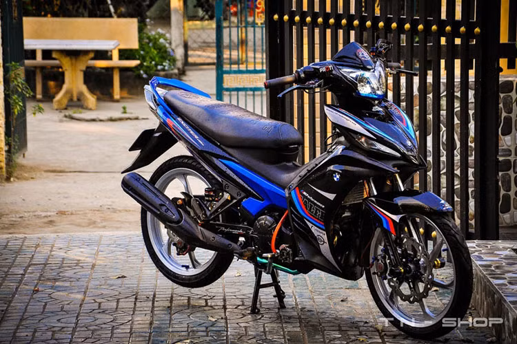  Cách đây gần 10 năm, Yamaha Exciter 135 đã lần đầu tiên ra mắt khách hàng tại Việt Nam, ngay sau khi "cơn sốt" những dòng xe Suzuki côn tay như RGV120 hay FX125 không còn được sản xuấ và đã dần "nguội lạnh".