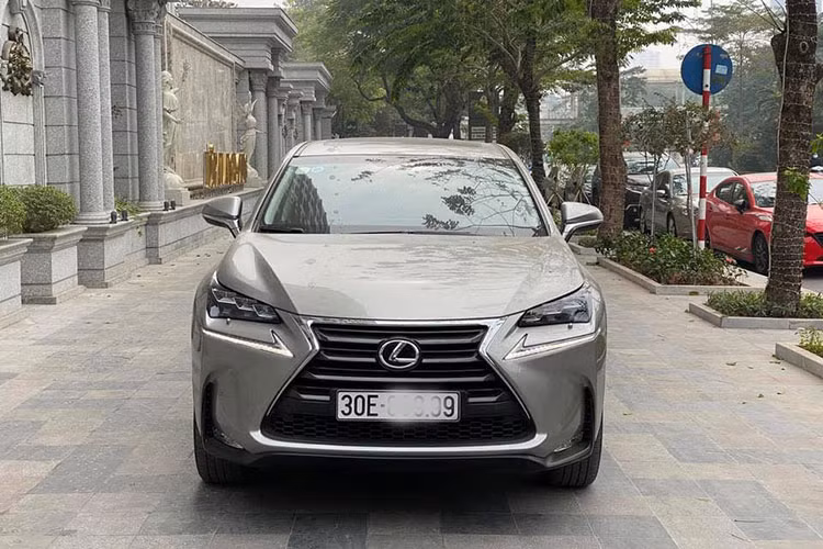 Về ngoại hình, điểm nhấn tạo ấn tượng mạnh mẽ ở mẫu xe này là thiết kế cụm đèn pha và đèn LED ban ngày sắc cạnh. Cản trước và cản sau xe cùng các chi tiết dập nổi thân xe giúp tăng tính hầm hố cho mẫu xe này. Lưới tản nhiệt hình con suốt đặc trưng của thương hiệu xe sang Lexus. Đầu xe gây ấn tượng với cụm đèn pha 3 bóng dạng LED và đèn ban ngày tích hợp 39 bóng LED nhỏ.