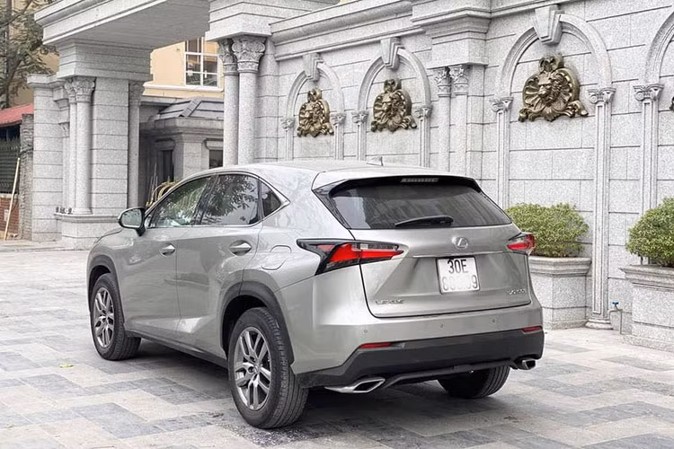 Đuôi xe nổi bật với cụm đèn hậu LED tạo hình chữ L liền khối mượt mà vuốt nhẹ sang hông. Vòm bánh xe mở rộng đi kèm bộ la-zăng hợp kim nhôm 18 inch 5 chấu thể thao. Thân xe NX200t cũng có rất nhiều chi tiết được Lexus uốn nắn tạo thành những đường gân mạnh mẽ, làm nổi bật các đường nét hiện đại.